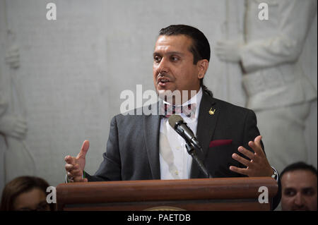 Islamic Relief USA questioni di governo rappresentativo della Jihad Saleh Williams durante l'ottava edizione del U.S. Del Dipartimento dell'agricoltura (USDA) Iftar celebrazione nel patio dell'edificio Whitten a Washington D.C., il Martedì, 28 giugno 2016. Il tema di questo anno è "Lavorare insieme per un mondo migliore: ridurre i rifiuti alimentari a casa". La celebrazione è stata promossa dal Centro USDA per Faith-Based e Quartiere partenariati, iniziativa su americano asiatico e del Pacifico isolani, Federale Asian Pacific American Council, Ufficio di diversità e inclusione e in partnership con Islamic Relief USA. Il Ramadan Foto Stock