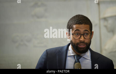 Islamic Relief USA Coordinatore dei programmi Minkailu Jalloh parla della sua esperienza durante l'acqua gli sforzi di rilievo di Flint, Michigan all'ottava edizione U.S. Del Dipartimento dell'agricoltura (USDA) Iftar celebrazione nel patio dell'edificio Whitten a Washington D.C., il Martedì, 28 giugno 2016. Il tema di questo anno è "Lavorare insieme per un mondo migliore: ridurre i rifiuti alimentari a casa". La celebrazione è stata promossa dal Centro USDA per Faith-Based e Quartiere partenariati, iniziativa su americano asiatico e del Pacifico isolani, Federale Asian Pacific American Council, Ufficio di diversità e inclusione Foto Stock