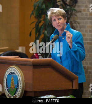 Stati Uniti Del Dipartimento dell'agricoltura (USDA) Centro di politica nutrizionale e promozione (CNPP) Direttore Esecutivo Angela Tagtow presenta il keynote address per l'ottava edizione del USDA Iftar celebrazione nel patio dell'edificio Whitten a Washington D.C., il Martedì, 28 giugno 2016. Il tema di questo anno è "Lavorare insieme per un mondo migliore: ridurre i rifiuti alimentari a casa". La celebrazione è stata promossa dal Centro USDA per Faith-Based e Quartiere partenariati, iniziativa su americano asiatico e del Pacifico isolani, Federale Asian Pacific American Council, Ufficio di diversità e inclusione e partner Foto Stock