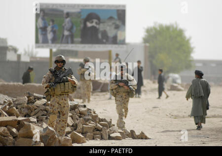 URUZGAN, Afghanistan--Tenente Tyson Yew, dal 2 plotone, 3° Battaglione (para), il Royal Australian Regiment conduce il suo plotone sulla forza internazionale di assistenza alla sicurezza della missione di pattugliamento del piede del comune di Oggi Tarin Kowt, Agosto 16, 2008. (ISAF Foto Stock