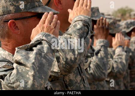 Stati Uniti Salutiamo i soldati durante una sett. 11, 2001, il memorial. Membri della MND-B si sono riuniti per ricordare le vittime degli attacchi di 9/11 su Camp Liberty, a Baghdad il 7 settembre 11, 2008. Foto Stock