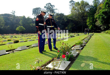 La Hodogaya, Giappone (ott. 12, 2015) - Sgt. Kyle Froelich (sinistra) e Sgt. Allen Heiner, assegnato alla flotta antiterrorismo Security Team del Pacifico (FASTPAC), leggere vari prigionieri di guerra iscrizioni tombali al Commonwealth War Cemetery mentre partecipa al sesto servizio annuale della riconciliazione, come parte del giapponese/ POW(s)amicizia Programma. Il cimitero è 1,555 Seconda Guerra Mondiale sepolture dal Regno Unito, Australia, India, Paesi Bassi, Nuova Zelanda e in Canada. Foto Stock