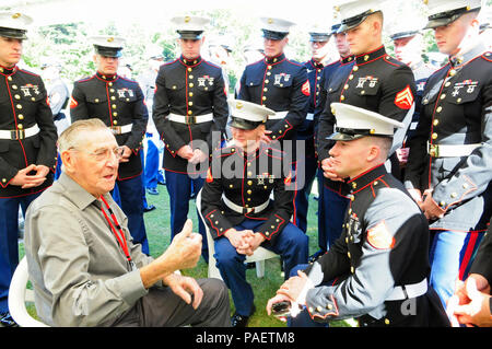 La Hodogaya, Giappone (ott. 12, 2015) ex prigioniero di guerra racconta storie delle sue esperienze in un campo giapponese alla flotta antiterrorismo Security Team del Pacifico (FASTPAC) Marines presso il Commonwealth War Cemetery in sesta annuale servizio della riconciliazione, come parte del giapponese/ POW(s) Programma di amicizia. L'evento onorato nove prigionieri di guerra da parte degli Stati Uniti Esercito e Marine Corps. Foto Stock