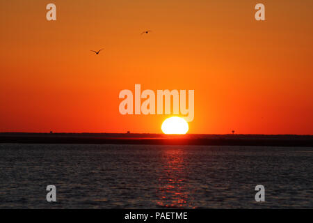 Tramonto sulla baia di Barnegat, Long Beach Island (LBI), New Jersey (NJ) Foto Stock