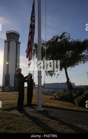 Stati Uniti Aviazione Navale di Boatswain Mate (manipolazione) 2a classe Michael Re, a sinistra e di aviazione di Boatswain Mate (manipolazione) 2a classe Kyle Warren, entrambi assegnati alla Naval Air Station Whidbey Island, nello Stato di Washington, alzare una bandiera americana nel corso di una cerimonia alla stazione sett. 11, 2014, commemorando il tredicesimo anniversario di 9/11. I terroristi hanno dirottato quattro aerei passeggeri sett. 11, 2001. Due dei velivoli sono stati deliberatamente schiantato il World Trade Center di New York, si era schiantato contro il Pentagono e il quarto si è schiantato vicino a Shanksville, Pa. quasi 3 mila persone hanno perso la vita in attentati. Foto Stock