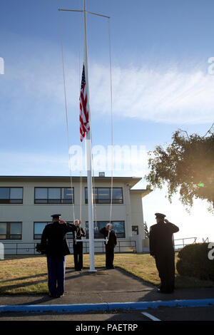 Stati Uniti Aviazione Navale di Boatswain Mate (manipolazione) 2a classe Michael Re, a sinistra e di aviazione di Boatswain Mate (manipolazione) 2a classe Kyle Warren, entrambi assegnati alla Naval Air Station Whidbey Island, nello Stato di Washington, alzare una bandiera americana come membri dell'aria della stazione dei vigili del fuoco salute nel corso di una cerimonia alla stazione sett. 11, 2014, commemorando il tredicesimo anniversario di 9/11. I terroristi hanno dirottato quattro aerei passeggeri sett. 11, 2001. Due dei velivoli sono stati deliberatamente schiantato il World Trade Center a New York; si era schiantato contro il Pentagono; il quarto si è schiantato vicino a Shanksville, Pa. quasi Foto Stock
