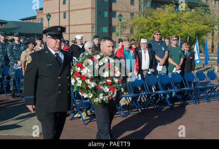 Wayne Simmons, un vigile del fuoco alla stazione navale di Everett, Washington, e il tenente Steve Mabes, un funzionario di polizia presso lo stabilimento, partecipare a un 9/11 cerimonia commemorativa sett. 11, 2014. I terroristi hanno dirottato quattro aerei passeggeri sett. 11, 2001. Due dei velivoli sono stati deliberatamente schiantato il World Trade Center a New York; si era schiantato contro il Pentagono; il quarto si è schiantato vicino a Shanksville, Pa. quasi 3 mila persone hanno perso la vita in attentati. Foto Stock