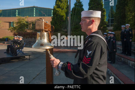 Stati Uniti Navy Cryptologic tecnico (tecnico) 1a classe Jonathan Cox partecipa a un 9/11 memorial cerimonia alla stazione navale di Everett, Washington, Sett. 11, 2014. I terroristi hanno dirottato quattro aerei passeggeri sett. 11, 2001. Due dei velivoli sono stati deliberatamente schiantato il World Trade Center a New York; si era schiantato contro il Pentagono; il quarto si è schiantato vicino a Shanksville, Pa. quasi 3 mila persone hanno perso la vita in attentati. Foto Stock