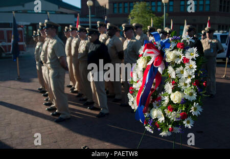 Nello stato di Washington (Sett. 11, 2013) una corona viene visualizzato durante una cerimonia di commemorazione per il dodicesimo anniversario di 9/11 alla stazione navale di Everett. Foto Stock