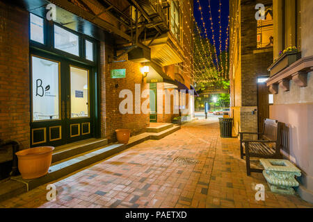 Sherman's Alley di notte, in New Haven, Connecticut. Foto Stock