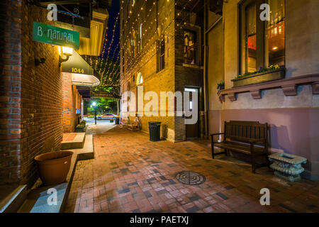 Sherman's Alley di notte, in New Haven, Connecticut. Foto Stock