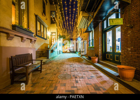 Sherman's Alley di notte, in New Haven, Connecticut. Foto Stock