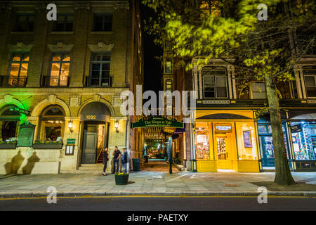 Sherman's Alley di notte, in New Haven, Connecticut. Foto Stock