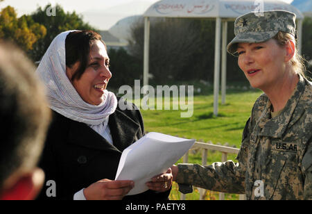 KABUL, Afghanistan -Col. Shafiqa Quarashi è accolto da Brig. Gen. Anne F. Macdonald, vice per il comandante generale, Dipartimento di Polizia, il 19 marzo 2010 al suo ritorno dagli Stati Uniti dove ha ricevuto un 2010 International donna di coraggio un premio dal Segretario di Stato Hilary Clinton. 75 donne provenienti da tutto il mondo sono state nominate per il premio, sebbene solo dieci sono stati presentati nel corso di una cerimonia svoltasi presso l'U.S. Dipartimento di Stato del 10 marzo. (US Navy Foto Stock