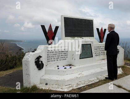 IWO, Giappone (21 marzo 2015) segretario della Marina (SECNAV) Ray Mabus paga rispetto a un monumento dedicato ai caduti statunitensi e giapponesi i membri del servizio sulla cima di Mt. Suribachi in Iwo, Giappone. Mabus pronunciato anche il commento al settantesimo anniversario cerimonia di commemorazione della battaglia di Iwo Jima. Foto Stock