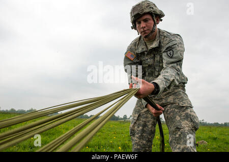 SAINTE MERE Eglise, Francia (05 giugno 2016) Cpl. John Stratton, da Lancaster, Pennsylvania e assegnato alla quarta brigata Team di combattimento, XXV divisione di fanteria, pack il suo shoot Giugno 5, dopo aver partecipato ad un D-Day ricordo salto con Stati Uniti, francese e tedesco dei paracadutisti. Più di 380 service membri provenienti da Europa e affiliati D-Day unità storiche partecipano al 72anniversario come parte della Joint Task Force D-Day 72. La Task Force, con sede in Saint Mere Eglise, Francia, è il supporto di eventi locali attraverso la Normandia, dal 30 maggio - 6 Giugno , 2016 per commemorare il generoso delle azioni da parte di un Foto Stock