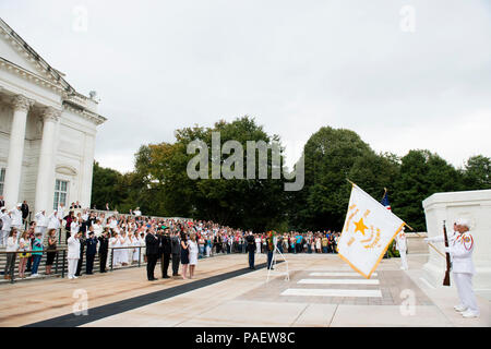 I rappresentanti di oro americano Star madri, Inc., insieme con gli altri, deporre una corona presso la tomba del Milite Ignoto in Al Cimitero Nazionale di Arlington, Sett. 27, 2015, in Arlington, Virginia dopo la ghirlanda-posa, il settantacinquesimo celebrazione annuale della stella d'oro madre domenica era tenuto vicino al Memorial anfiteatro. Foto Stock