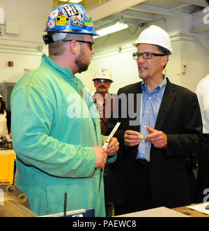 Bagno, Maine -- 5/27/15 -- STATI UNITI Segretario di lavoro, Thomas Perez parla con uno studente a traffici Learning Center a Bath Iron Works mercoledì mattina. Perez e U.S. Il senatore Susan Collins (R-Maine) visitato Trades Learning Center e il Cantiere Navale di Portsmouth in Kittery a promuovere i partenariati tra privato e pubblico sui posti di tirocinio nell'industria marittima. Foto Stock