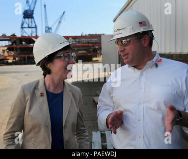 Bagno, Maine -- 5/27/15 -- STATI UNITI Il senatore Susan Collins (R-Maine) colloqui con Bath Iron Works Counsel Fitzgerald Bath Iron Works mercoledì. Collins e U.S. Segretario di lavoro, Thomas Perez ha visitato il bagno e il Cantiere Navale di Portsmouth in Kittery a promuovere i partenariati tra privato e pubblico sui posti di tirocinio nell'industria marittima. Foto Stock