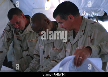 (Da sinistra) Air Force 1 Sgt. Scott Clarkson, Lt. Col. Frederick Olson e il Mag. Kevin McKinney dal 474th Expeditionary Ingegneria Civile Squadron esaminare blueprint di Camp giustizia Aprile 28. Il 474th ECES sta attualmente fornendo supporto di manutenzione per il legale Expeditionary complesso militare dove le commissioni sono detenuti. JTF Guantanamo conduce al sicuro e di assistenza umana e la custodia dei detenuti combattenti ostili. La JTF conduce operazioni di interrogazione per raccogliere intelligence strategica a sostegno della guerra globale al terrorismo e sostiene l'applicazione della legge e i crimini di guerra di indagini. Foto Stock