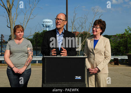 KITTERY Maine -- 5/27/15 -- STATI UNITI Segretario di lavoro, Thomas Perez parla ai media dopo aver visitato il Cantiere Navale di Portsmouth (PN) CON GLI STATI UNITI Il senatore Susan Collins (R-Maine), a destra. A sinistra è Jen Ouellette, un apprendista nel cantiere navale di Portsmouth pipeline di formazione. La delegazione ha visitato PN e Bath Iron Works in bagno a promuovere i partenariati tra privato e pubblico il supporto di apprendistato nel settore marittimo. Foto Stock