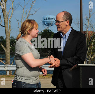 KITTERY Maine -- 5/27/15 -- STATI UNITI Segretario di lavoro, Thomas Perez scuote le mani con Jen Ouellette, un apprendista nel cantiere navale di Portsmouth pipeline di formazione dopo aver visitato il Cantiere Navale di Portsmouth e parlando ai media il mercoledì. Perez ha visitato Bath Iron Works in bagno e il Cantiere Navale di Portsmouth in Kittery con U.S. Il senatore Susan Collins (R-Maine) per promuovere i partenariati tra privato e pubblico il supporto di apprendistato nel settore marittimo. Foto Stock