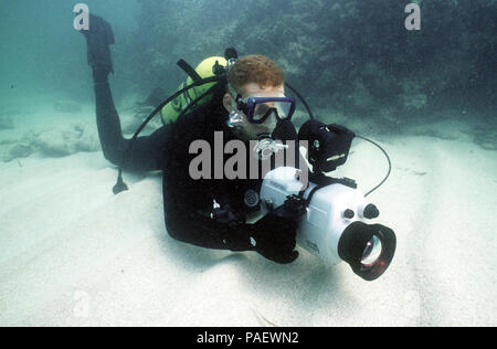 WEST, FL (8 marzo 1996) Fotografi Mate 3° di classe Paolo Goodknight nastri video al largo della costa di Key West, FL. Stati Uniti Navy Foto Stock