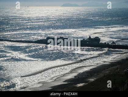 Sullo sfondo di un molo con delicata onda colpendo la riva. Foto Stock