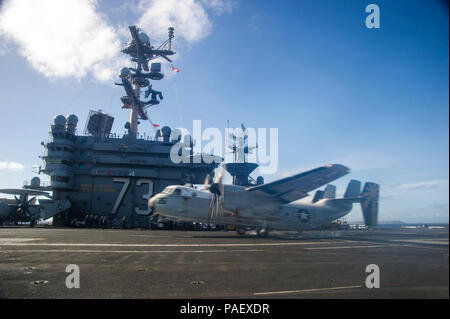 Mare (nov. 15, 2013) un C-2un levriero dai fornitori di logistica della flotta squadrone di supporto (VRC) 30, di distacco 5, eroga acqua vuoto di contenitori per gli Stati Uniti La marina è distribuita portaerei USS George Washington (CVN 73) ad essere riempito con acqua fresca per la consegna a terra a sostegno del funzionamento Damayan. La George Washington Carrier Strike gruppo supporta la terza Marine Expeditionary Brigade ad assistere il governo delle Filippine in risposta all indomani della Super typhoon Haiyan nella Repubblica delle Filippine. Foto Stock