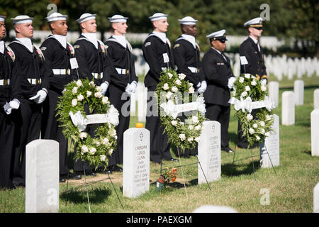 Da marinai della marina degli Stati Uniti Guardia cerimoniale prendere parte ad una cerimonia al Cimitero Nazionale di Arlington, Arlington, Virginia, Ottobre 12, 2015, per ricordare il 17 marinai americani uccisi durante l'attacco terroristico contro la USS Cole. Stati Uniti Comandante della marina Kirk S. Lippold, che ha parlato durante la cerimonia, ordinò l'USS Cole al momento dell attacco, avvenuto a 11:18 a.m. Ottobre 12, 2000. Foto Stock