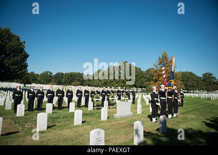 Da marinai della marina degli Stati Uniti Guardia cerimoniale prendere parte ad una cerimonia al Cimitero Nazionale di Arlington, Arlington, Virginia, Ottobre 12, 2015, per ricordare il 17 marinai americani uccisi durante l'attacco terroristico contro la USS Cole. Stati Uniti Comandante della marina Kirk S. Lippold, che ha parlato durante la cerimonia, ordinò l'USS Cole al momento dell attacco, avvenuto a 11:18 a.m. Ottobre 12, 2000. Foto Stock