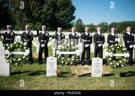 Da marinai della marina degli Stati Uniti Guardia cerimoniale prendere parte ad una cerimonia al Cimitero Nazionale di Arlington, Arlington, Virginia, Ottobre 12, 2015, per ricordare il 17 marinai americani uccisi durante l'attacco terroristico contro la USS Cole. Stati Uniti Comandante della marina Kirk S. Lippold, che ha parlato durante la cerimonia, ordinò l'USS Cole al momento dell attacco, avvenuto a 11:18 a.m. Ottobre 12, 2000. Foto Stock