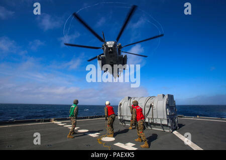 Oceano atlantico (feb. 25, 2018) UN CH-53E Super Stallion elicottero assegnato a mezzo marino Tiltrotor Squadron (VMM) 162 (rinforzato), si avvicina alla flotta oliatore di rifornimento USNS William McLean (T-AKE 12) per il trasporto di carico per il Wasp-classe assalto anfibio nave USS Iwo Jima (LHD 7) durante l'elicottero Support Team operazioni. Il ventiseiesimo Marine Expeditionary Unit e l'Iwo Jima Amphibious Ready Group stanno conducendo operazioni militari negli Stati Uniti Sesta flotta area di operazioni. Foto Stock