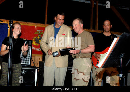 Il comandante, Combined Joint Task Force-Horn dell Africa Adm posteriore. James Hart e U.S. Ambasciatore a Gibuti gli onorevoli W. Stuart Symington dare una mano alla centrale di Air Force Band "Thunder Roll' riprendendo un paio di campanacci in una rievocazione della famosa voce 'Sabato notte Live' skit starring Will Ferrell e Christopher Walken durante un concerto a Camp Lemonier. Thunder Roll è attualmente su un 30-tour di un giorno di dovere che li porterà a circa cinque paesi, compreso l'Iraq. La banda di CENTAF ha la missione di portare un tocco di casa per i membri del servizio di stanza in tutta la zona di respons Foto Stock