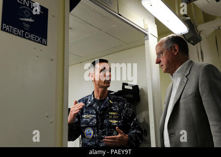 NEWPORT NEWS, Va. (Mar. 25, 2016) -- Capt. Matteo McNally, il funzionario dentale a bordo di unità Pre-Commissioning Gerald Ford (CVN 78), dà sost. Mike Conaway del Texas un tour del dipartimento dentale durante una visita alla nave. Ford è attualmente in costruzione a Huntington Ingalls Newport News la costruzione navale. (U.S. Foto di Marina di Massa Specialista comunicazione marinaio Cathrine Mae O. Campbell/rilasciato) Foto Stock