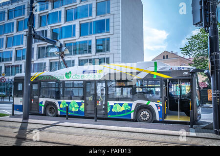 Cracovia in Polonia - Luglio 20, 2018; bus elettrico Solaris Urbino 12 a Cracovia Foto Stock