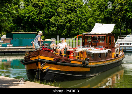 House boat, Canal di Loire, Decize, Nievre reparto, Bourgogne-Franche-Comté, Francia Foto Stock