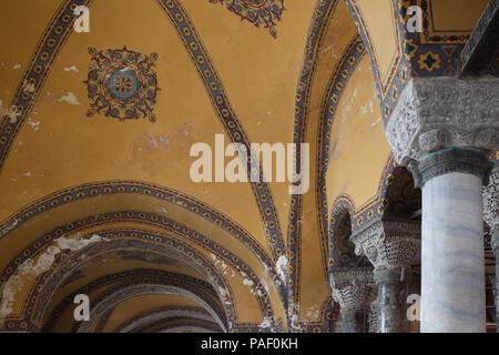 ISTANBUL, Turchia - 1 Marzo 2018: archi, volte e colonne in Hagia Sophia interiore. Istanbul, Turchia Foto Stock