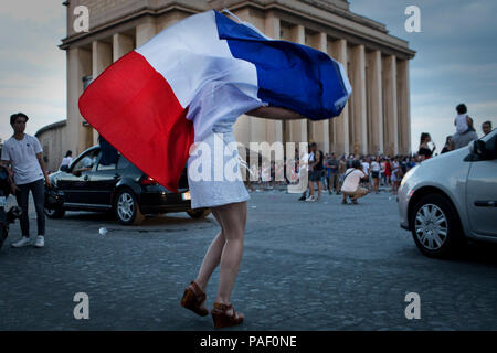 Ventole francese festeggiare sul Champs-Elysees avenue dopo la Francia ha vinto la Coppa del Mondo contro la Croazia, Parigi, Francia, 15 luglio, 2018. Foto Stock