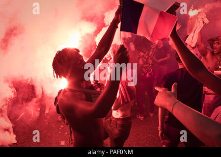 Ventole francese festeggiare sul Champs-Elysees avenue dopo la Francia ha vinto la Coppa del Mondo contro la Croazia, Parigi, Francia, 15 luglio, 2018. Foto Stock