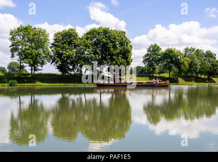 House boat, Canal di Loire, Decize, Nievre reparto, Bourgogne-Franche-Comté, Francia Foto Stock