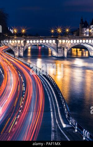 Una lunga esposizione di Georges Pompidou titolo di notte vicino a Notre Dame, Paris. (Francia) Foto Stock