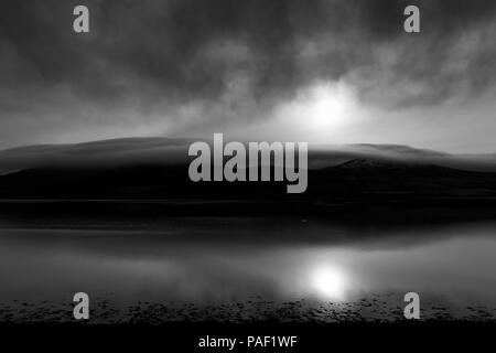 Moody il paesaggio costiero a linguetta Bay, Sutherland Foto Stock