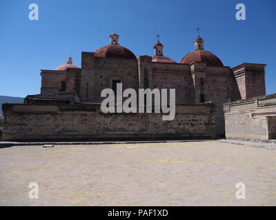 Cortile della chiesa di San Pedro in Mitla città importante sito archeologico di zapoteco cultura in stato di Oaxaca in Messico paesaggi di cielo blu chiaro in 201 Foto Stock