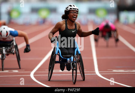 Gran Bretagna Kare Adenegan festeggia conquistando la donna T34 100m durante il giorno due del Muller anniversario giochi presso la Queen Elizabeth Stadium, Londra. Foto Stock