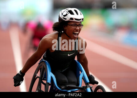 Gran Bretagna Kare Adenegan festeggia conquistando la donna T34 100m durante il giorno due del Muller anniversario giochi presso la Queen Elizabeth Stadium, Londra. Foto Stock