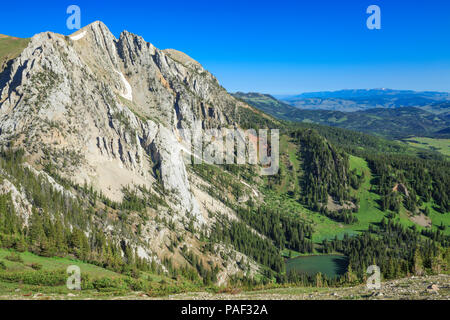 Ainger lago sottostante Monti Bridger vicino a Bozeman, Montana Foto Stock