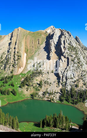 Frazier lago sottostante Monti Bridger vicino a Bozeman, Montana Foto Stock