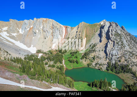 Frazier lago sottostante Monti Bridger vicino a Bozeman, Montana Foto Stock