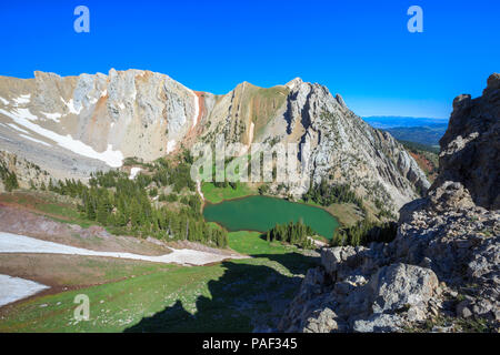 Frazier lago sottostante Monti Bridger vicino a Bozeman, Montana Foto Stock